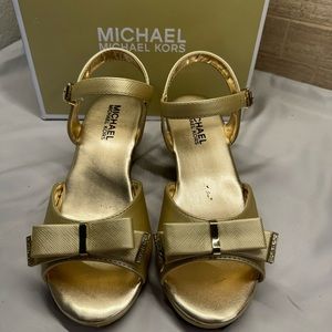 Michael Kors girls high heel sandal. Gold.